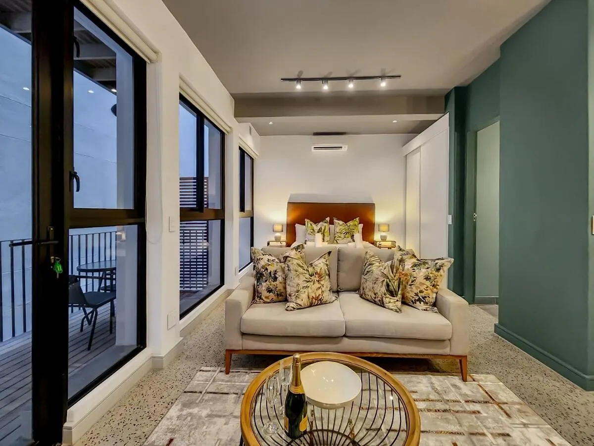 Upmarket And Stylish Apartment With Rooftop Pool. Cape Town