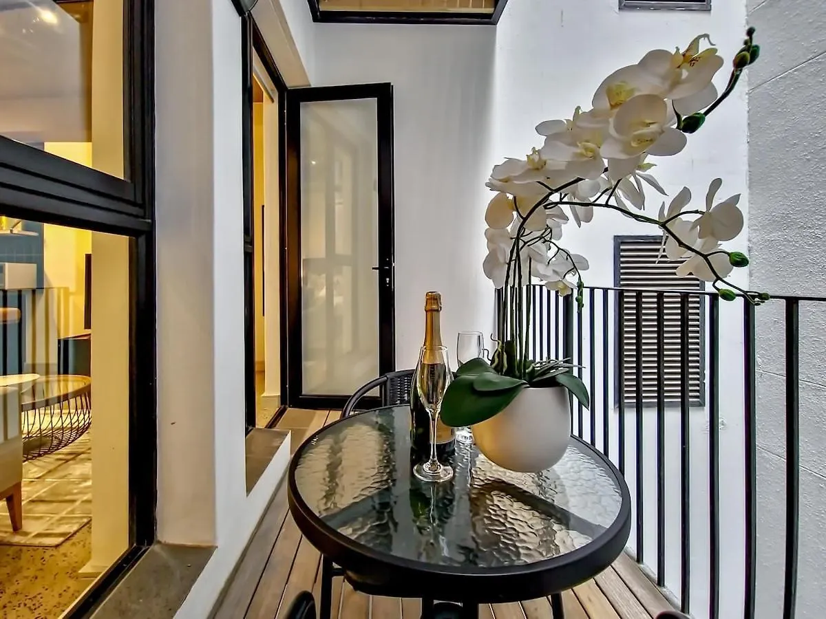 Upmarket And Stylish Apartment With Rooftop Pool. Cape Town