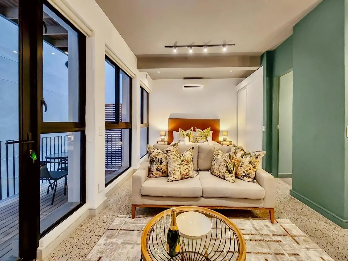 Upmarket And Stylish Apartment With Rooftop Pool. Cape Town