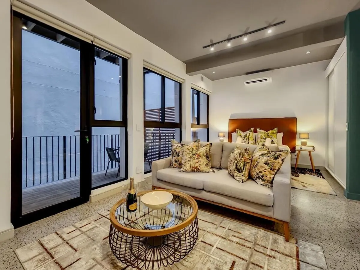 Upmarket And Stylish Apartment With Rooftop Pool. Cape Town