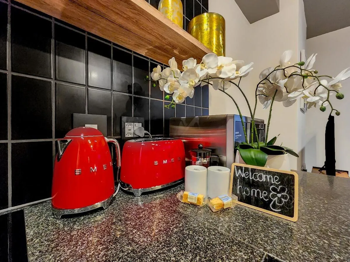 Upmarket And Stylish Apartment With Rooftop Pool. Cape Town